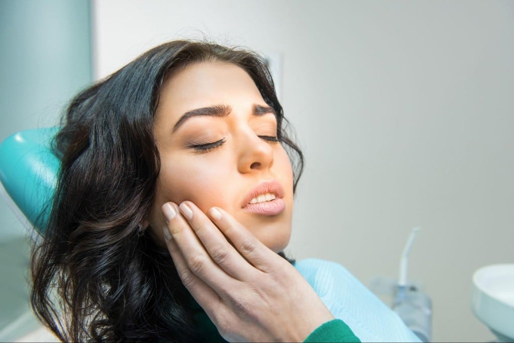 What causes gum pain?